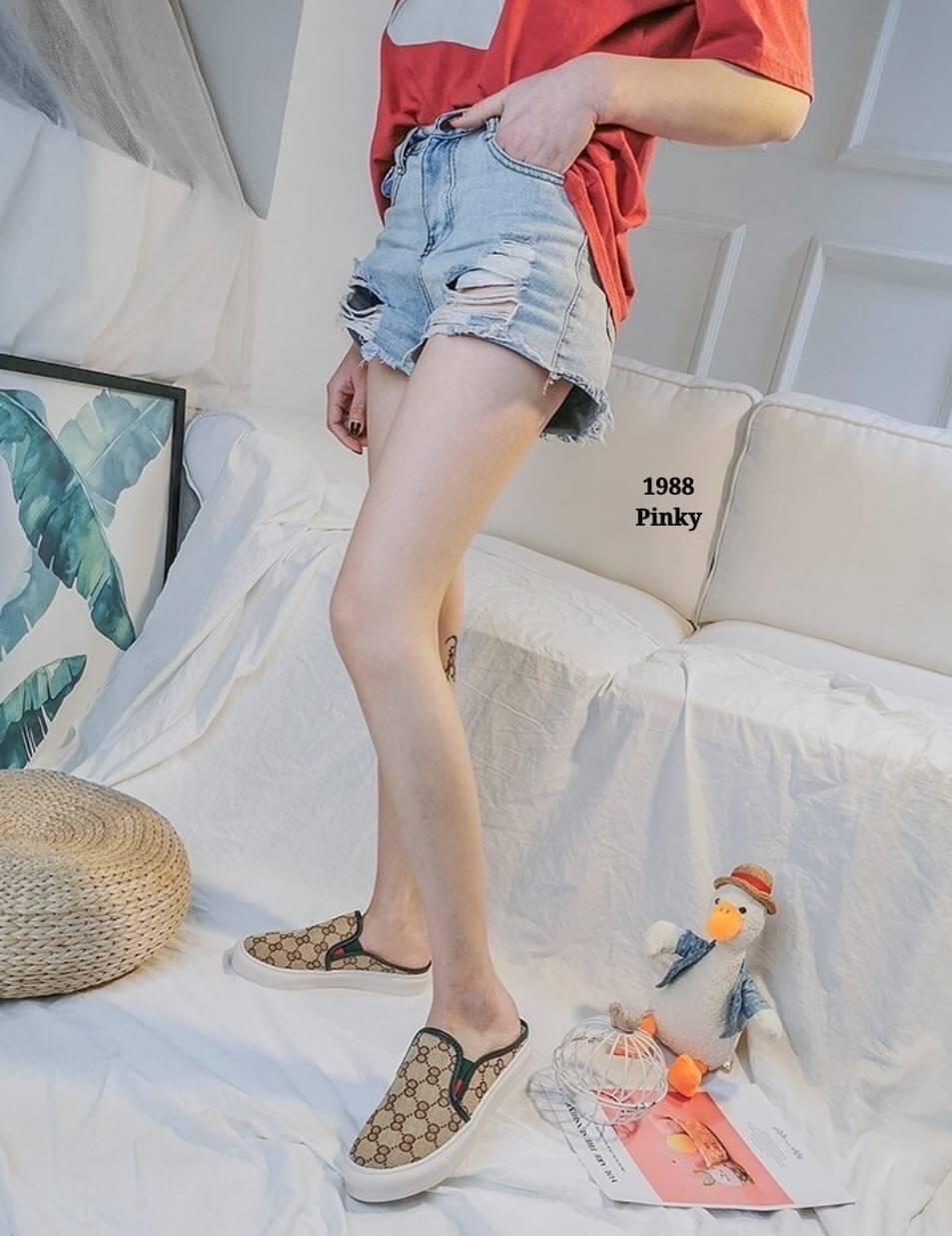 พร้อมส่ง ผ้าใบเปิดส้น 1988 งานนำเข้าน่ารักสุดๆ พื้น pu นิ่ม ด้านล่างเกาะพื้นได้ดี ตัวรองเท้าสีทองขึ้นเงา โดดเด่น ใส่สบายได้ทุกโอกาส สวยเฉียบไม่ซ้ำใคร