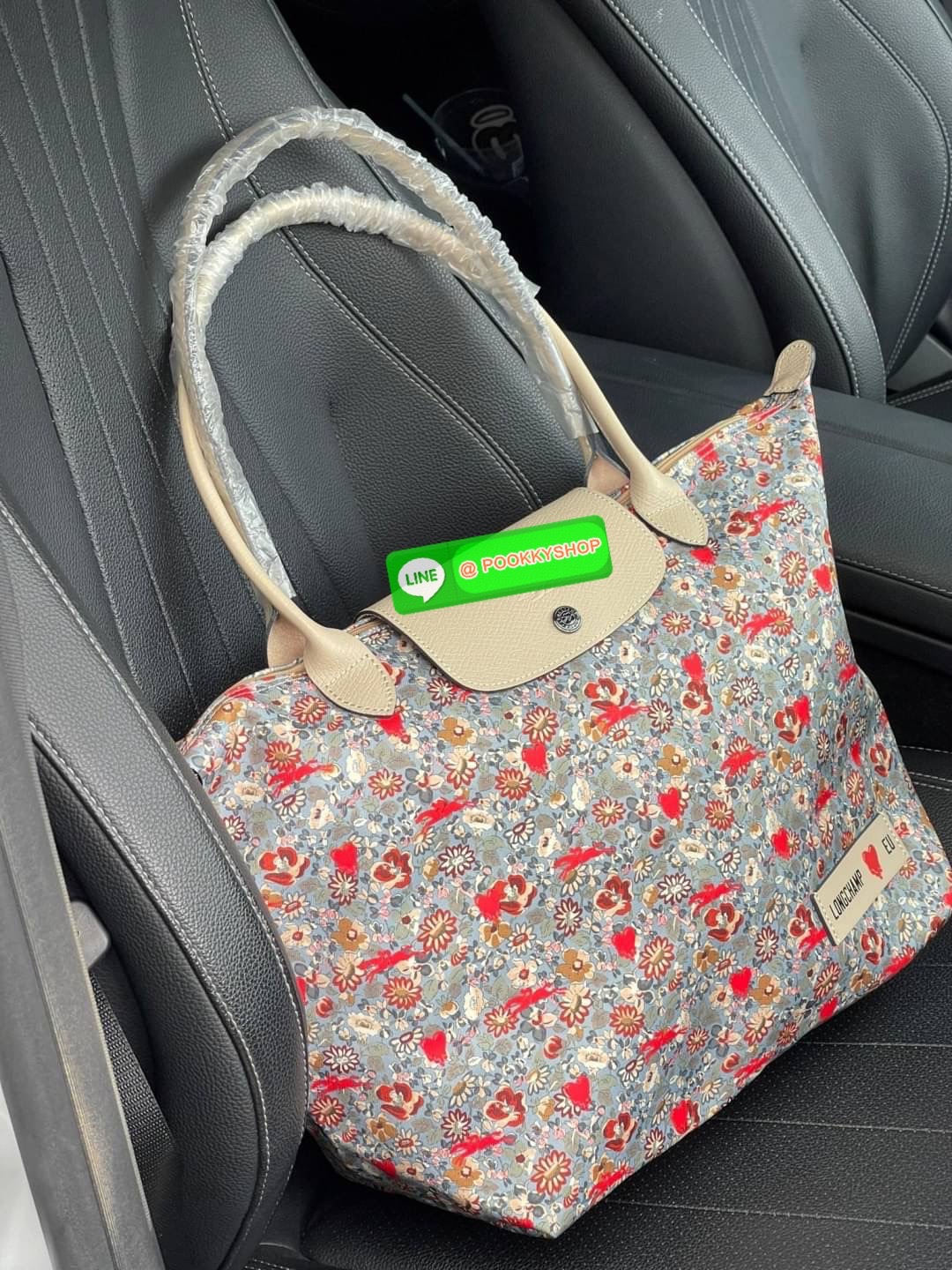 Longchamp x EU Le Pliage tote bag L คอลเลกชันพิเศษจาก Longchamp ที่น่ารักสุดๆ สำหรับซัมเมอร์นี้ กระเป๋ารูปทรงคลาสสิกที่มาในลวดลายและสีที่ออกแบบมาพิเศษ ยังคงความเป็น Le Pliage กระเป๋าสะพายไหล่ทรงTote ใส่ของได้จุอย่างเหลือเชื่อ ยังมีซิปปิดเพิ่มความปลอดภัย น