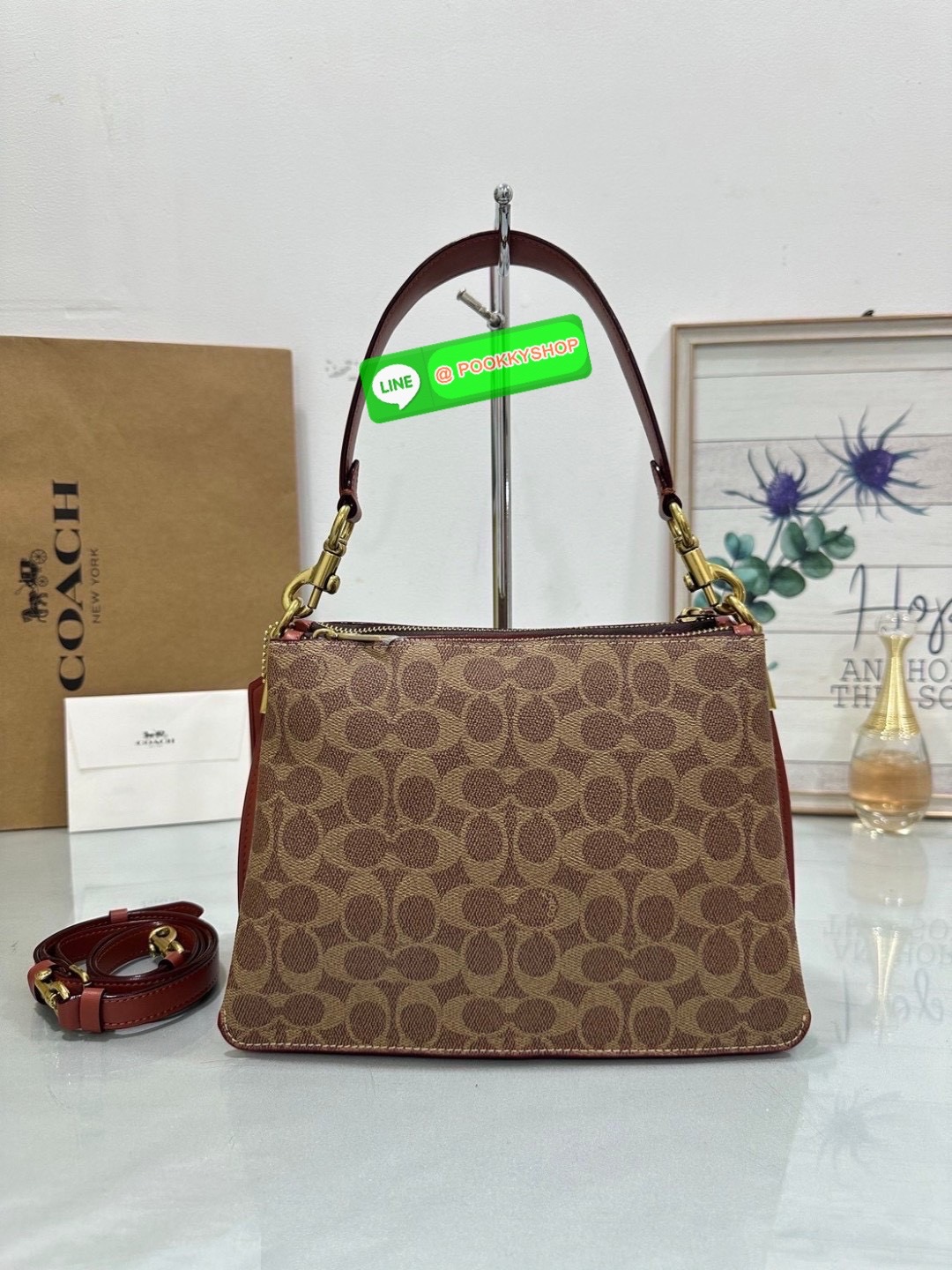 Coach C0698 เรียบแต่เฉียบทุกองศา ความคลาสสิกที่แฝงไว้ด้วยกลิ่นอายความเท่ ดีไซน์ทรงเหลี่ยมจับถนัดมือ ใส่ของจำเป็นได้ครบ เหมาะกับวันทำงาน หรือวันเดินเล่นสบาย ๆ ถือลุคคุณหนู หรือสะพายแบบสาวชิคก็ลงตัว