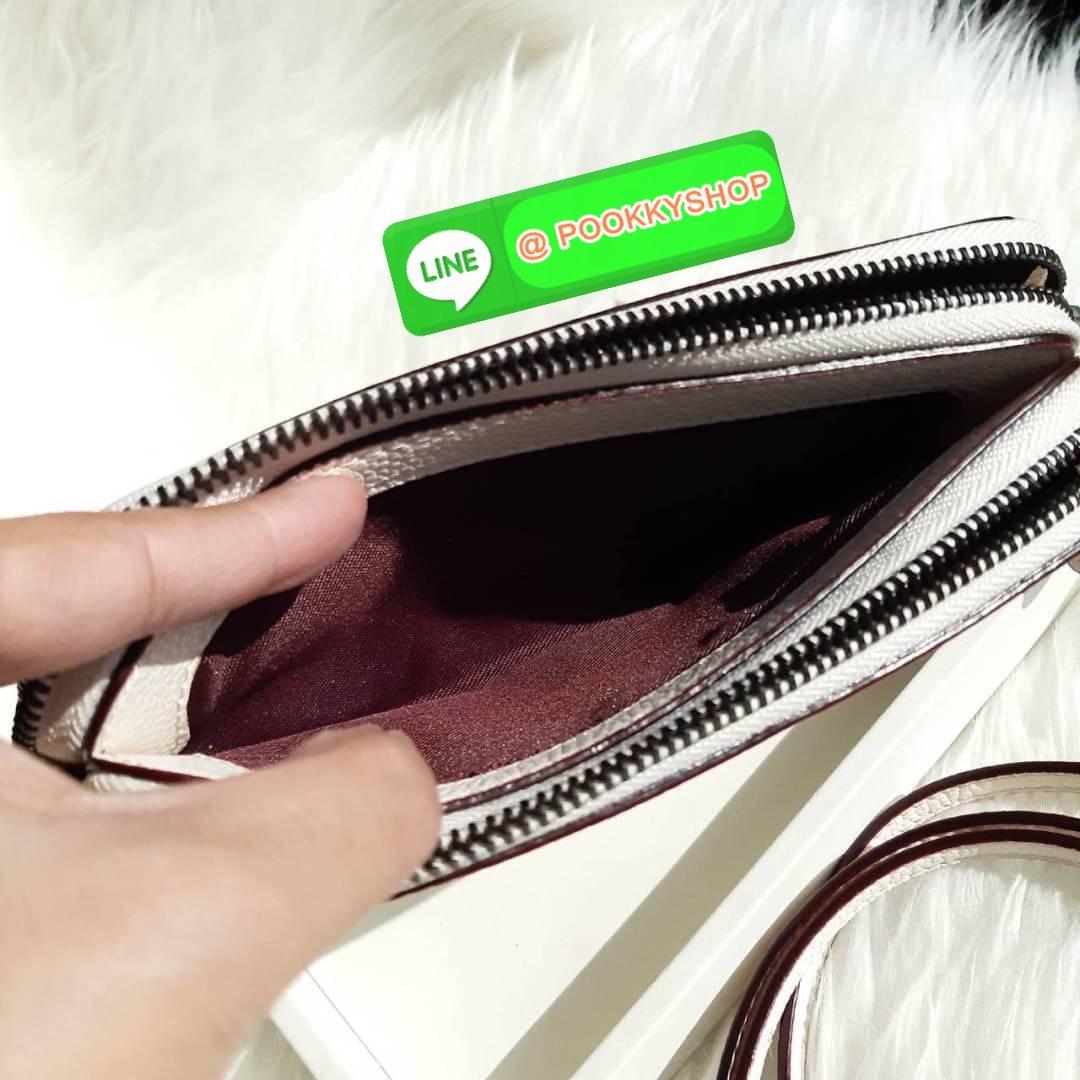 COACH 1103 KIRA CROSSBODY WITH WILDFLOWER PRINT 🏷 เป็นคอลเลคชั่นที่ฮอตมากๆอีกหนึ่ง!! รุ่นนี้ใช้ได้ถึง 2 แบบ!! กระเป๋าสะพายข้าง พร้อมสายคล้องมือ ปรับเปลี่ยนได้ไม่มีเบื่อ ดีไซน์เอกลักษณ์ลวดลายดอกไม้ ใครเห็นเป็นต้องชอบ!! วัสดุหนัง pepble สวยทนทาน ใส่