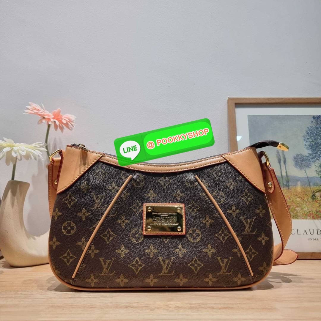 LV THAMES PM BAG กระเป๋าสะพายไหล่รุ่นยอดฮิตทรงพอช ใบใหญ่กำลังดี สวยดีไซน์คลาสสิควินเทจ สายสะพายในตัวใช้งานได้คล่องตัว ปรับได้อีกเล็กน้อย วัสดุหนังแคนวาสทนทาน เปิดปิดด้วยซิป ภายในโล่งใส่ของสำคัญได้ครบ สามารถสะพายแมทช์ได้กับทุกลุค ทุกสไตล์ หรือจะเลือกเป็นกร