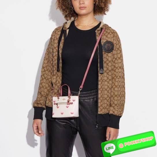Coach Mini Gallery Crossbody With Stripe Heart Print (coach ca793) กระเป๋าสะพายข้าง เทรนรุ่นเล็กมาแรงวัสดุหนังแท้ทั้งใบ เปิดปิดด้วยซิป มีช่องใส่บัตรเครดิต 2 ช่อง ซับในผ้า สายสะพายถอดได้ สามารถสะพายข้างหรือสะพายไหล่ได้