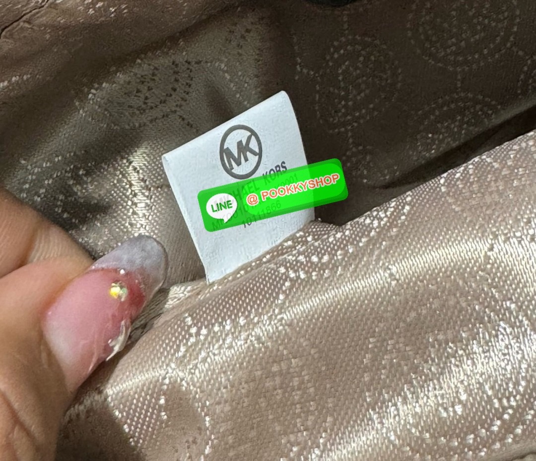 MICHAEL KORS TOTE BAG กระเป๋าสะพายไหล่ทรง Tote ใบใหญ่กำลังดีหนัง Saffiano สวยหรูอยู่ทรง ด้านหน้าประดับโลโก้สีทองสวย พร้อมอะไหล่ห้อยแบรนด์ ภายในมี 2 ช่องหลัก 1 ช่องซิปกลาง และช่องเล็ก ใส่ของจุกจิก และสายห้อยกุญแจ กว้างและจุ ใส่ ipad เอกสาร A4 กระเป๋าสตางค์