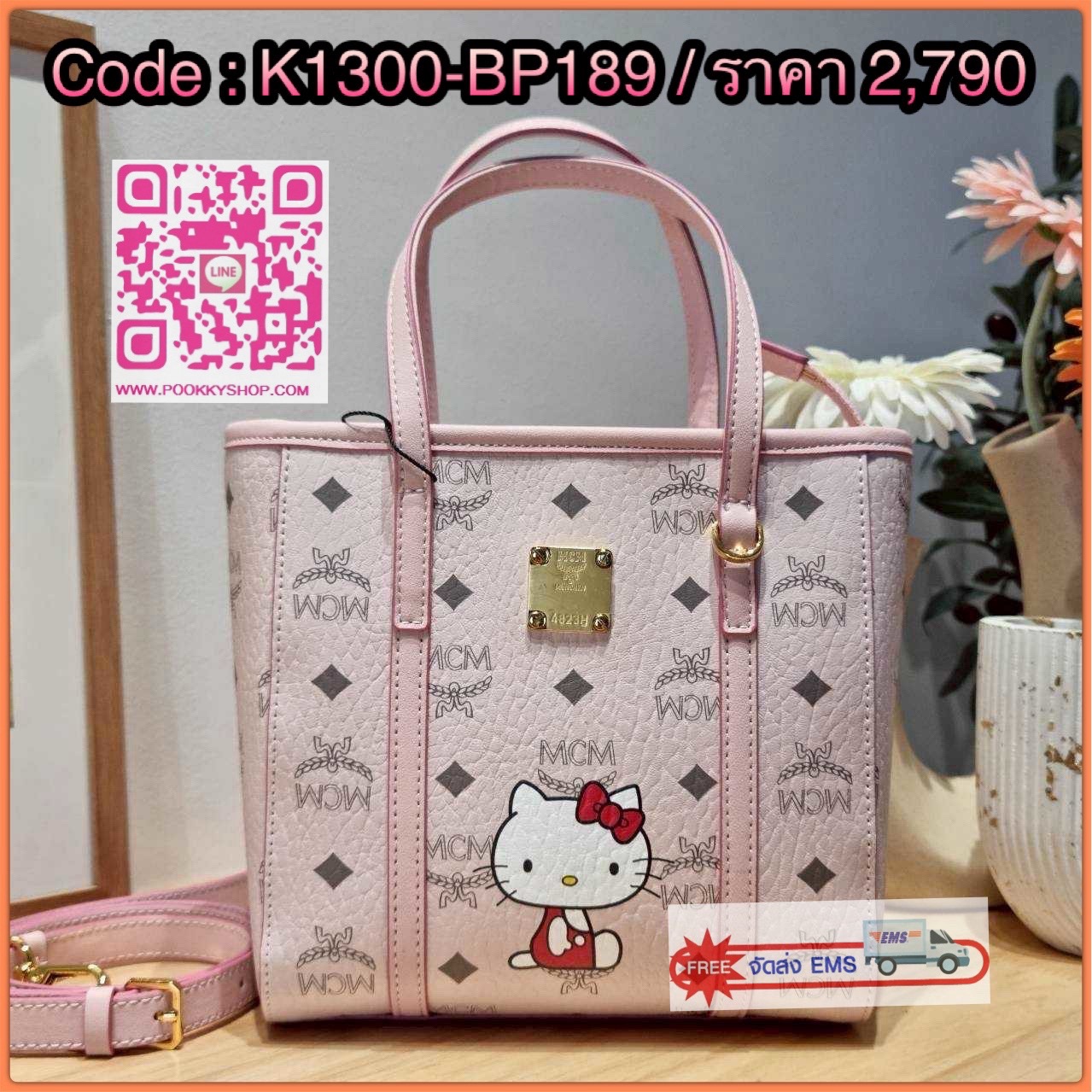 🔆 Model MCM × HELLO KITTY MINI TONI SHOPPER IN VISETOS 🔆 Details ฉลองครบรอบ 50 ปี Hello Kitty ที่มาคอลแลบกับ Mcm ได้อย่างลงตัว น่ารักน่าใช้มากๆ กับกระเป๋าถือ/สะพายข้าง ทรง shopper ไซส์มินิ สวยคลาสสิค ดีไซน์ปั๊มลายคิตตี้ละมุนๆ ขนาดพกพาสะดวก