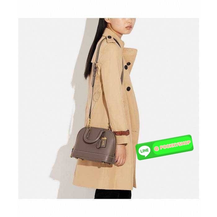 COACH CC411 REVEL BAG ใหม่ล่าสุด พร้อมสวยก่อนใคร กับกระเป๋าทรงโดมรุ่นใหม่ ที่สาวๆอดใจไม่ไหวแน่นอน สวยครบเครื่อง เกินต้านที่สุด รูปทรงคลาสสิค วัสดุหนังแท้เต็มใบ มือจับในตัว เลิศๆกับกุญแจที่ล็อคกันขโมยได้ เปิด-ปิดด้วยซิป ภายในโล่งกว้าง มีสายสะพายครอสบอดี้มา