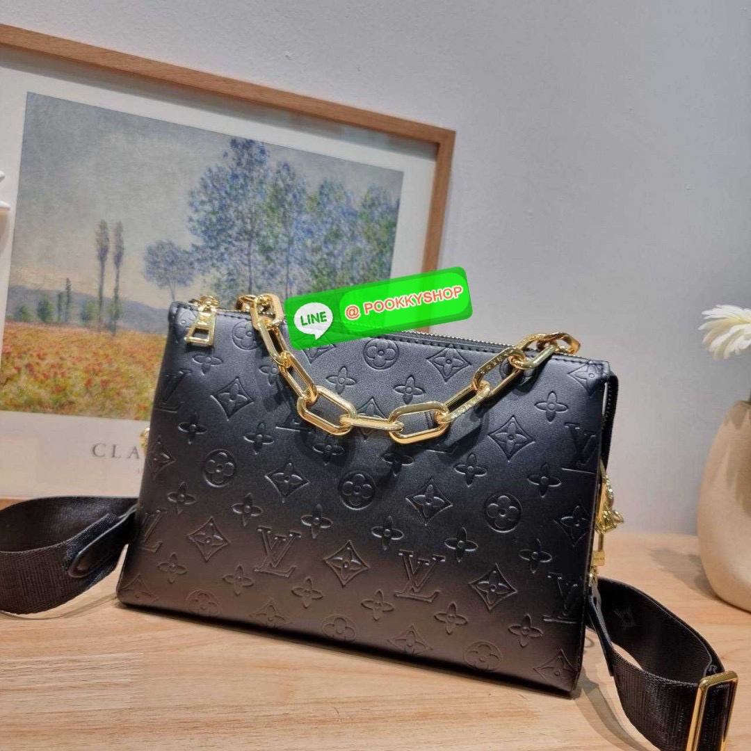 LV coussin pm bag 🔆 Details กระเป๋าสะพายกึ่งคลัชท์ สุดล้ำ ดีไซน์ใหม่ สีลิมิเต็ด ล่าสุดจากเคาน์เตอร์ duty free มาแรงมาก ด้วยความสวยปังตั้งแต่แรกเห็น มาพร้อมสาย 2 เส้น สวยลัคชูแบบสับๆ มีสายโซ่ที่มีดีเทลละเอียดไม่ซ้ำ และสายสปอร์ตครอสบอดี้ ที่จะคล้องไ