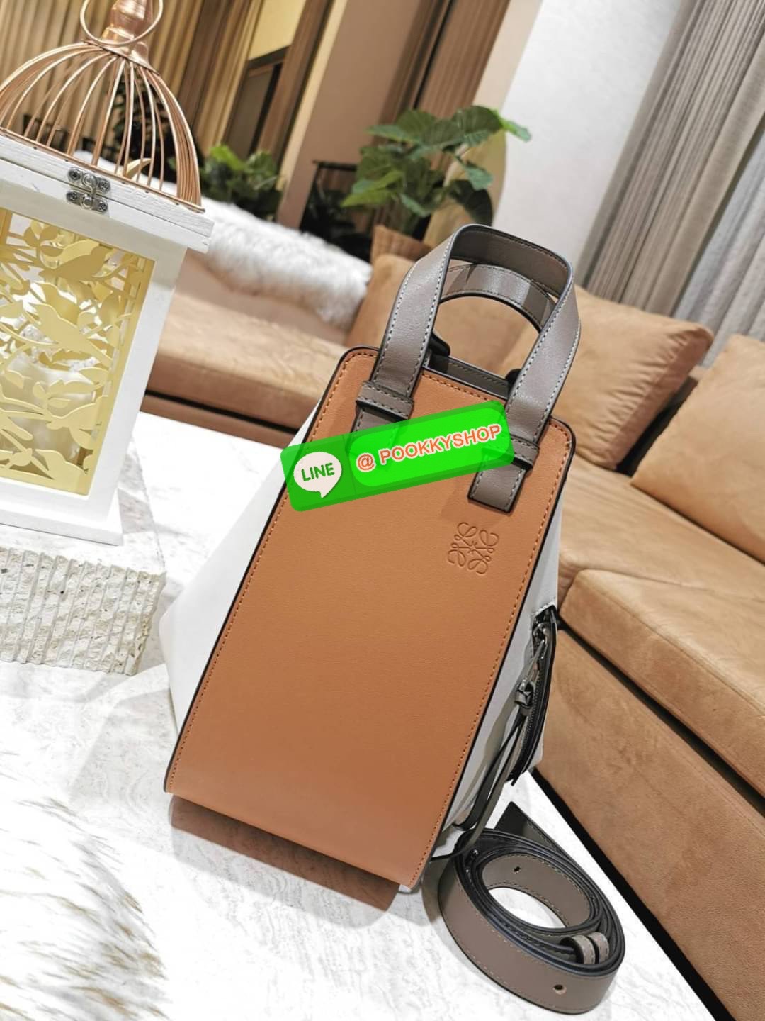 ✴️ห้ามพลาด!✴️LOEWE HANDLE & SHOULDER BAG VIP GIFT WITH PURCHASE (GWP) กระเป๋าถือหรือสะพายหนังแท้พรีเมี่ยมกิ๊ฟ Limited จาก LOEWE PERFUME DUTYFREE รุ่น Rare items สุดๆวัสดุหนังแท้ Calfskin หนังสวยดีไซน์มีเอกลักษณ์ ใบใหญ่กำลังดี น้ำหนักเบา ด้าน