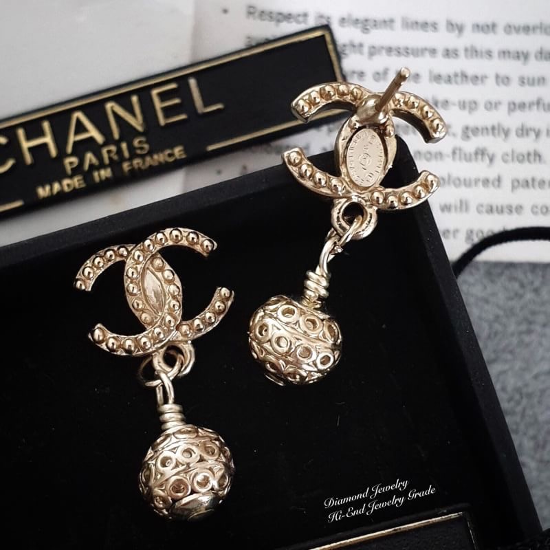 Super Hi-End Quality !!!! ((งาน 1:1 เหมือนในช็อปมากที่สุดในท้องตลาด)) Chanel Earring ต่างหูชาแนลงาน 1:1 เหมือนของแท้เป๊ะๆค่ะ รับรองงานสวยมากกกกก ดูหรู ดูผู้ดีสุดๆ งานดี มุกคุณภาพดีมากๆมากๆค่ะรับประกันความพอใจเลยค่ะ ตัวเรือนสีทองเฉดอ่อน ไฮโซมากค่ะ คอนเฟิม