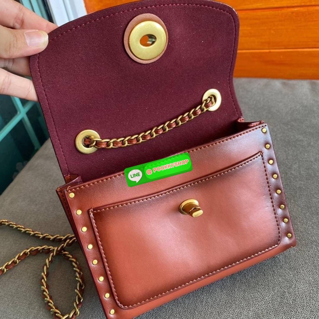 COACH PARKER 18 IN SIGNATURE CANVAS WITH RIVETS (COACH 30592) มาแล้วแม่ รุ่นที่สาวๆเรียกร้องถามหากันบ่อยๆ สุดหรูดูไฮโซมากแม่ ใครได้ไปรับรองหลงรักไม่ผิดหวังคะ วัสดุหนังแท้ สลับหนังแคนวาส รูปทรงสวย ตัวล๊อคกระเป๋าเป็นรูปดอกไม้ด้านหน้าที่เป็นเอกลักษณ์ มาพร้อม