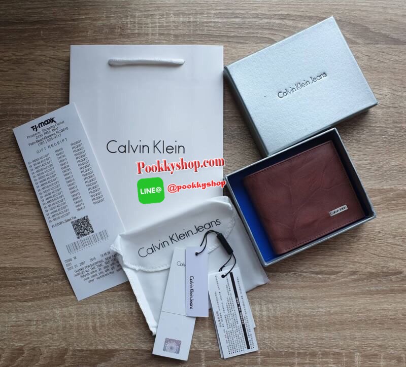 New arrival!!! พร้อมส่ง Calvin Klein Wallet กระเป๋าสตางค์แบบพับ 2 ตอนสำหรับผู้ชาย ตัวกระเป๋าเป็นหนังลวดลายโดดเด่นดูไม่จำเจ ด้านในมีช่องใส่บัตร ใส่ธนบัตรแยกเป็นสัดส่วน ไม่ว่าจะใช้เองหรือเป็นของขวัญก็คุ้มค่าน่าใช้มากค่า
