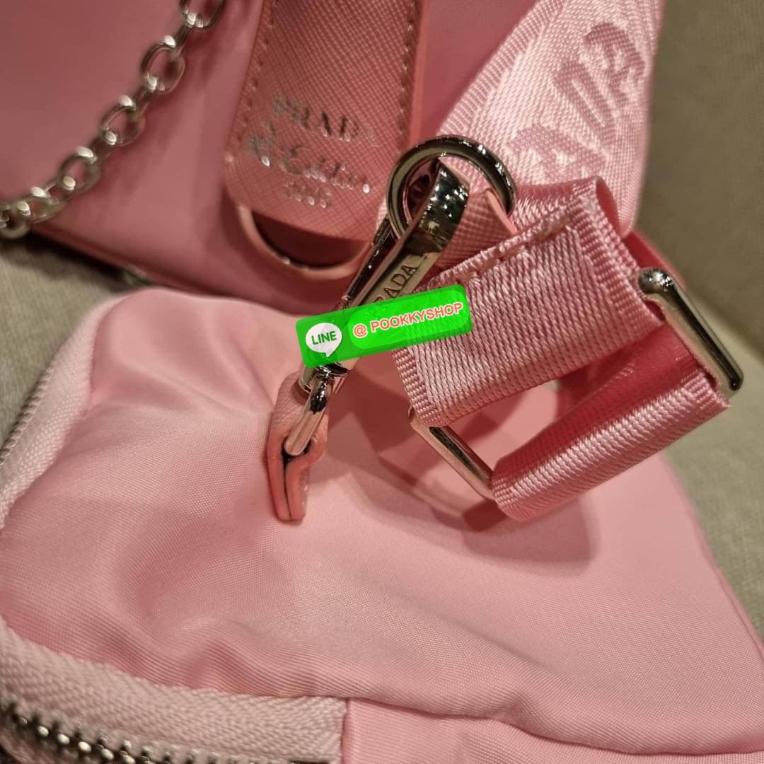 PRADA RE-EDITION 2005 RE-NYLON SHOULDER BAG ไอเท็มสุดปัง ที่ฮิตตลอดกาลไม่ว่าจะปีไหนๆ จัดให้ครบทั้งสีขายดีและสีใหม่ล่าสุด ที่สายคุณหนูห้ามพลาด!! กับกระเป๋าสะพายทรงคลาสสิค เหมาะเป็น everyday bag มากๆ วัสดุผ้าไนล่อนคุณภาพ พร้อมใบลูก ไว้ใส่เหรียญ ใส่กุญแจได้ส