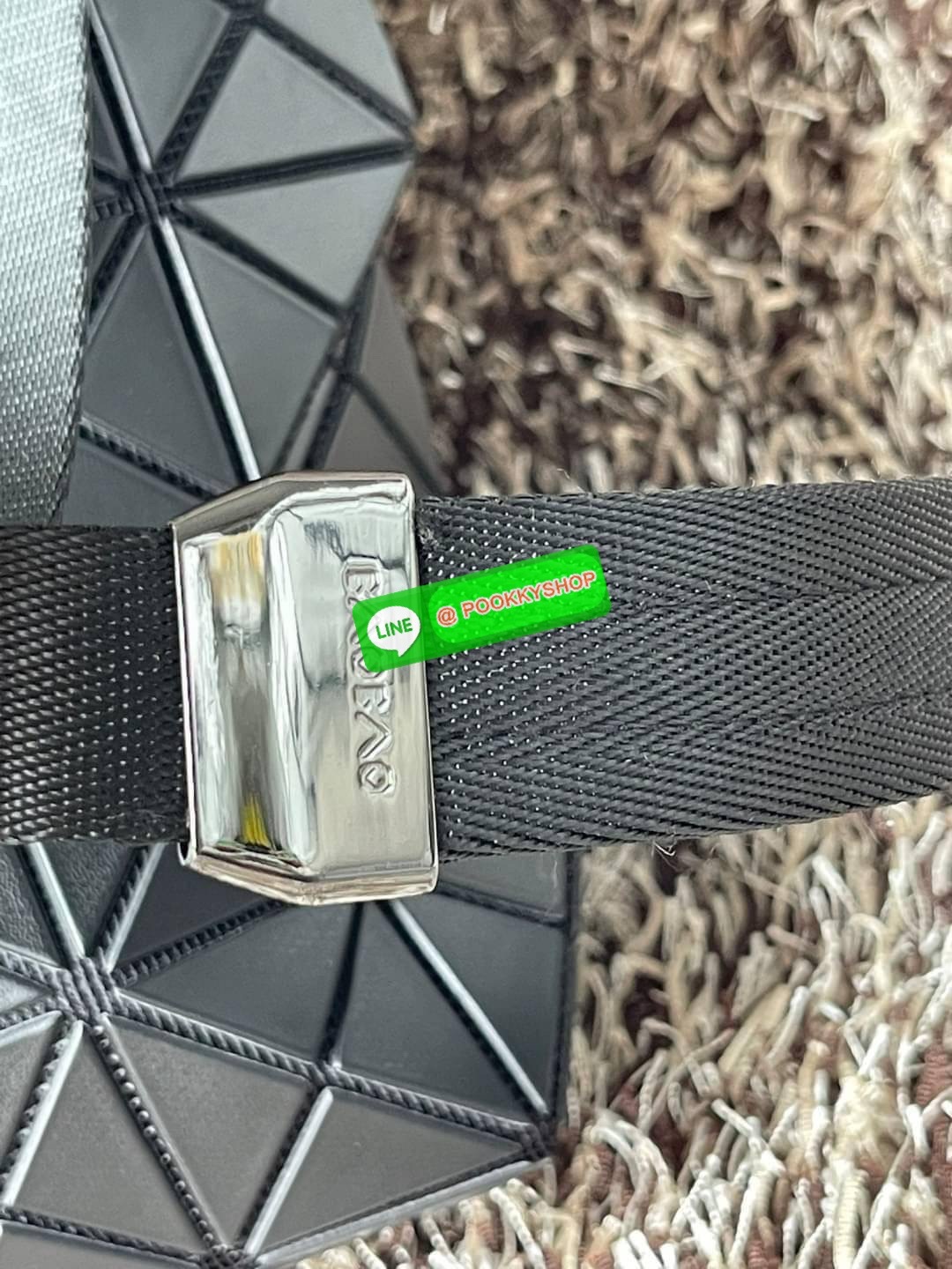 💕Baobao Issey Miyake Prism Sac ชาวมินิมอลทั้งชายและหญิงต้องถูกใจรุ่นนี้ เพราะ Prism Sac เป็นกระเป๋าแบบ unisex ที่มาพร้อมกับความเรียบง่ายของวัสดุเนื้อแมตต์ แต่ให้ลุคสไตล์เท่แบบคูลๆ โดดเด่นด้วยดีไซน์ที่ออกแบบมาให้ใช้งานที่ง่าย ตอบโจทย์ทุกสถานการณ์ฝา