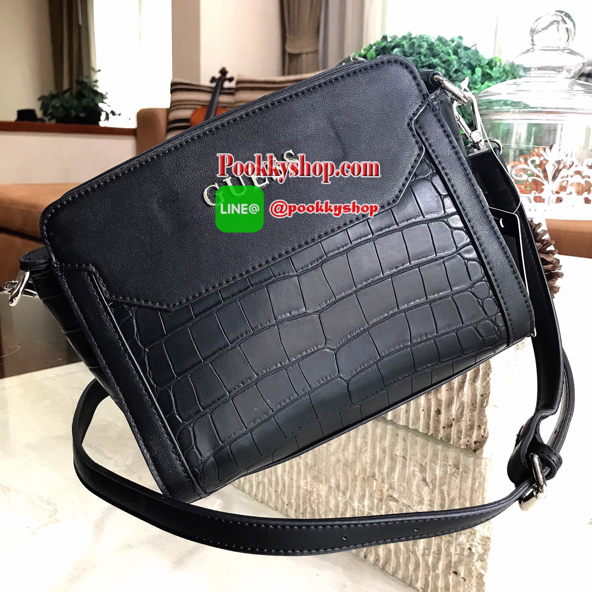 Don't Miss! GUESS CROC SHOULDER BAG 2017 กระเป๋าสะพายรุ่นใหม่ล่าสุดจาก GUESS มาในทรงสุดฮิตขนาดกำลังดีหนังลาย Croc สวยหรูอยู่ทรงแข็ง ด้านหน้าประดับโลโก้แบรนด์โดดเด่น เปิดปิดด้วยซิปสะดวกใช้ ภายในมีโลโก้และช่องใส่มือถือ ซับในพิมพ์โลโก้แบร์นสวยดูดี มาพร้