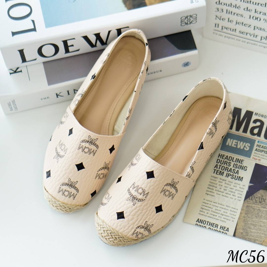 พร้อมส่ง รองเท้าผ้าใบM ซี M ทรงสลิปออน แบบสวม งานหนังPU แท้ นิ่มมาก สกรีนโลโก้ชัด ด้านใน ซับหนังกำมะหยี่ นุ่มมาก ทรงสวย ใส่สบายยย ตัวส้นหนา1นิ้ว งานสวยมาก เก็บหน้าเท้าได้ดี งานปั้มแบรนด์ กล่องเรียบ