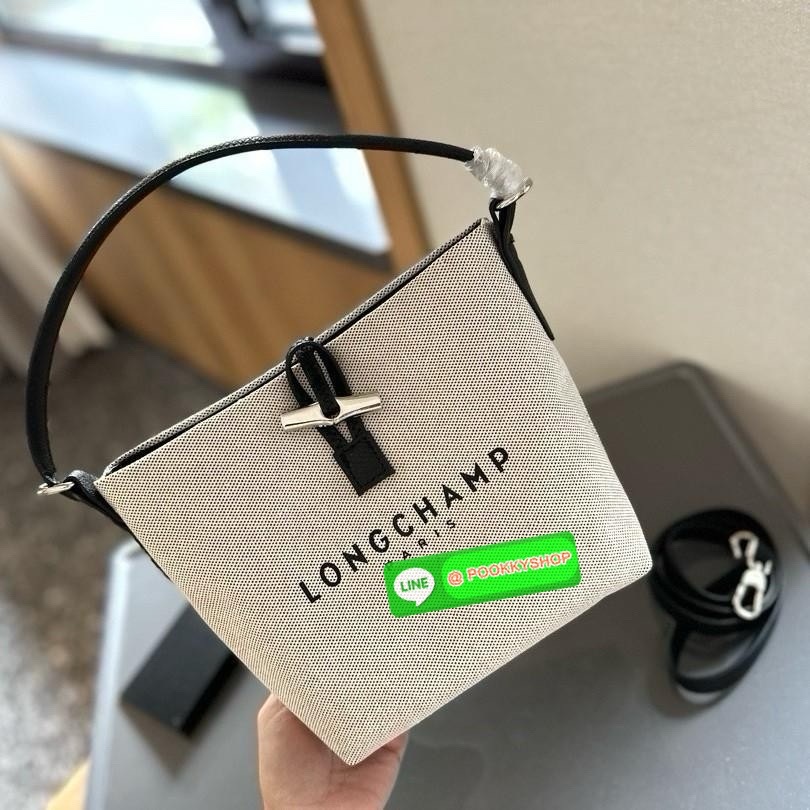 พร้อมส่งที่ไทยอีกครั้ง Longchamp Roseau Bucket Bag S กระเป๋ารุ่นถังไซส์มินิ ที่ขายดีที่สุดในตอนนี้ ตัวกระเป๋าทำจากผ้าแคนวาสเนื้อดี คาดด้วยหนังสีดำ ใบนี้เปิดปิดด้วยตัวคาดยึดด้วยอะไหล่สีเงิน ด้านในใส่ไอแพดมินิ กระเป๋าสตางค์ยาวได้ พร้อมกับหนังรองฐาน สามารถวา