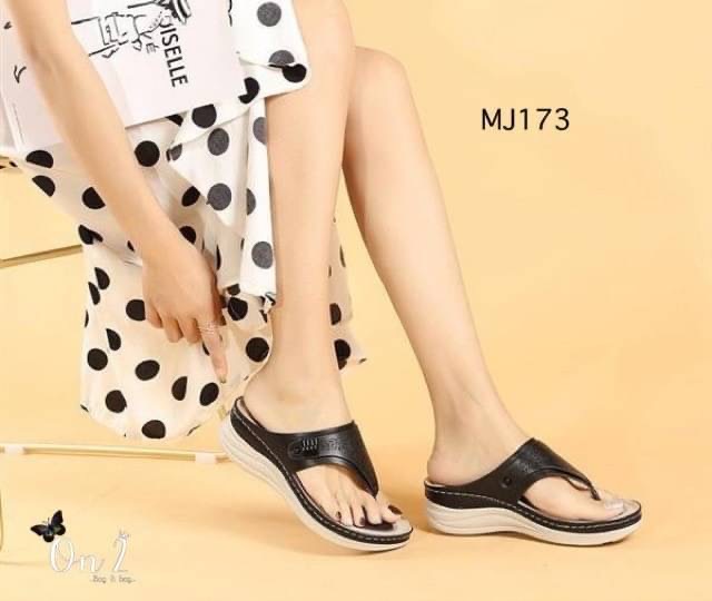New....รองเท้าลำลองแบบหนีบดีไซน์สวยทั้งยังเป็นรองเท้าเพื่อสุขภาพด้วยค่ะ พื้นช่วยลดแรงกระแทกจากการเดินได้ดี ป้องกันการเดินแล้วเท้าพลิกได้ทำจากวัสดุคุณภาพดีมีกันลื่นแบบสวยดีต่อใจคะ ต้อง cf กันเลยจ้า
