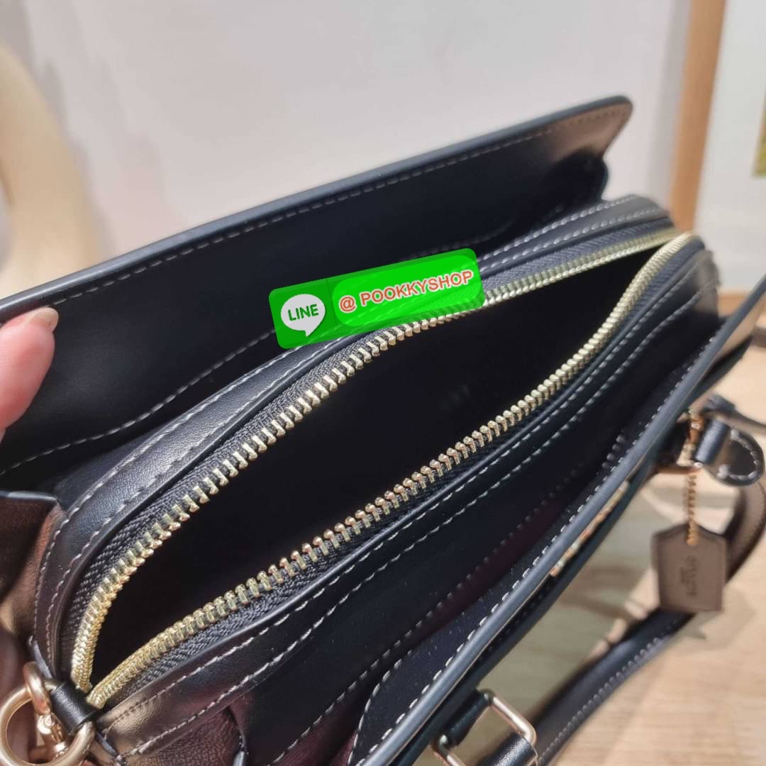 COACH CH503 MINI DARCIE CARRYALL IN BLOCKED SIGNATURE CANVAS คอลเลคชั่นใหม่ กระเป๋าสะพายทรงถัง ไซส์มินิ ดีไซน์ออกมาดูหรูมาก วัสดุหนังแคนวาสเคลือบผิว สวย คลาสสิค มาพร้อมสายสะพายข้างและหูหิ้วในตัว ถอดออกถือคล้องแขนเก๋ๆ หรูๆยังได้ ภายในเป็นช่องโล่ง แบ่งสัดส่