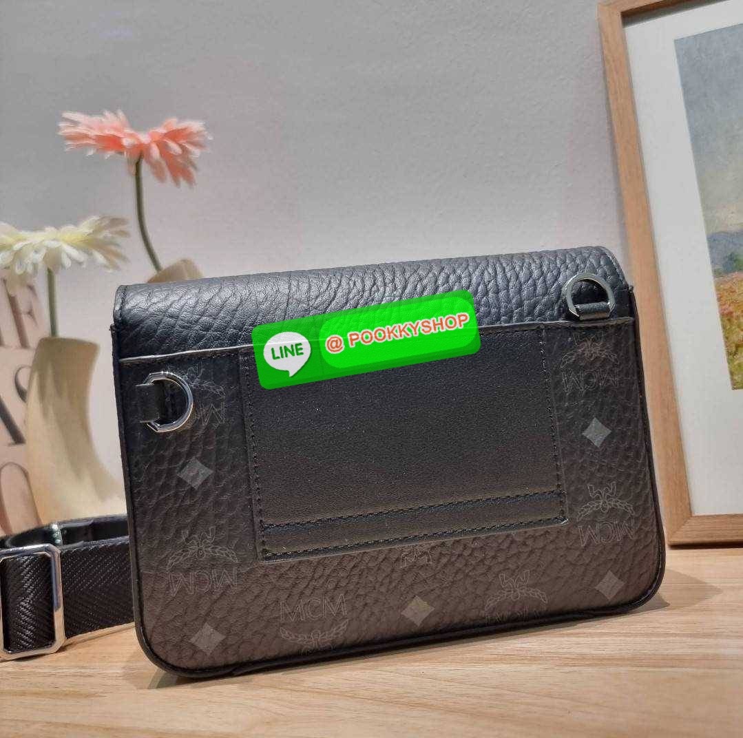 MCM SMALL MILLIE CROSSBODY IN VISETOAS กลับมาแน่นๆกับไอเท็มสุดฮิต!! ดาราเซเลปใช้กันเพียบ กระเป๋าสะพายข้าง ดีไซน์กึ่งสปอร์ต แต่แฝงความหรูในตัว ใช้งานง่ายด้วยขนาดที่พอเหมาะ และสายสะพายสปอร์ตที่สะพายคาดได้สะดวก จะสะพายข้าง สะพายแบบคาดอก ก็ดูดีไปหมด เปิด-ปิดด