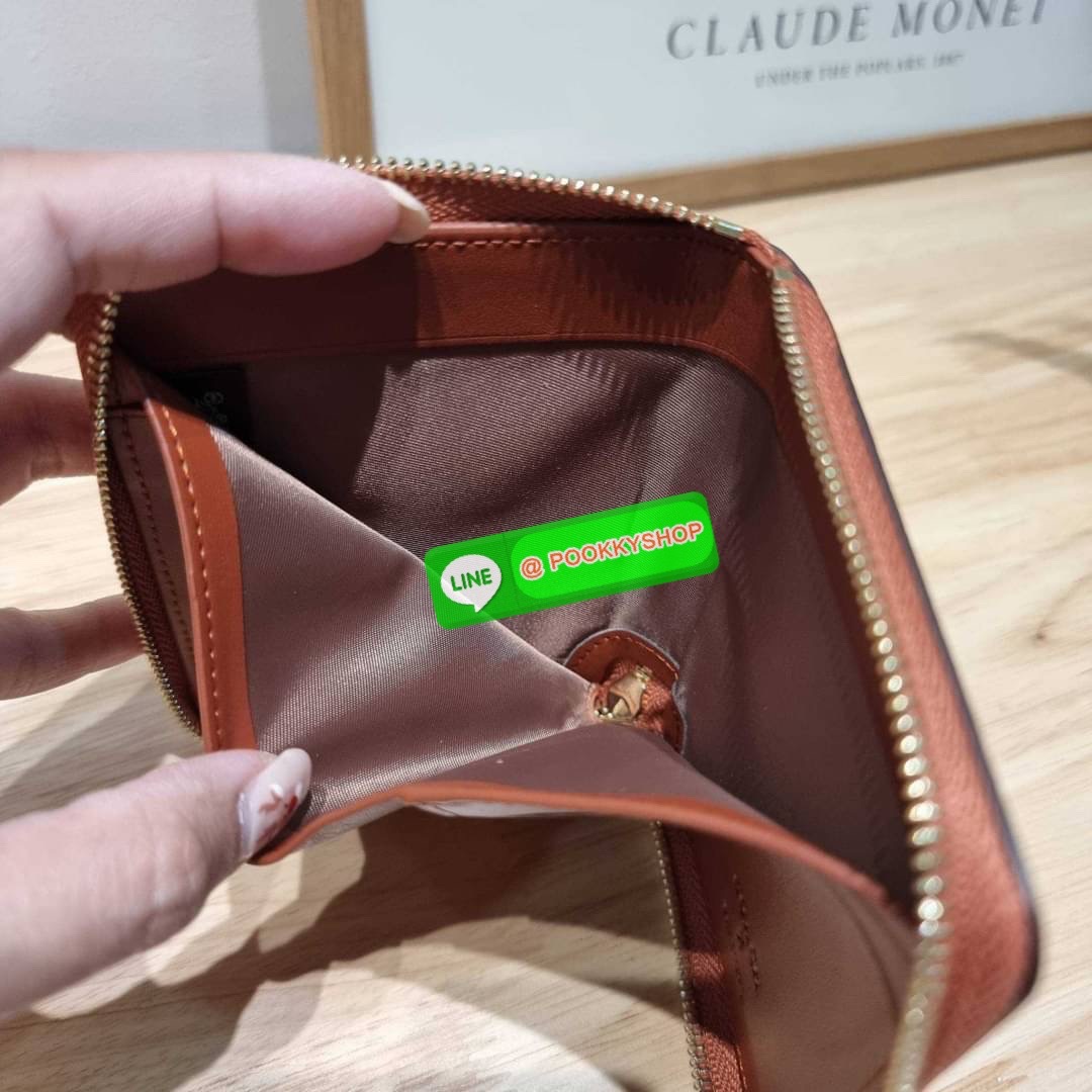 COACH CE708 COACH × PEANUTS SMALL ZIP AROUND WALLET IN SIGNATURE CANVAS WITH SNOOPY PRESENTS PRINT น้องใหม่เกินเบอร์กว่าเดิม กับกระเป๋าสตางค์ใบสั้น คอลใหม่จากเหล่าการ์ตูนสุดรัก ขนาดพกพาสะดวก ฟังก์ชั่นการใช้งานหลากหลาย ไม่ว่าจะช่องใส่บัตร ช่องใส่ธนบัตรที่ส