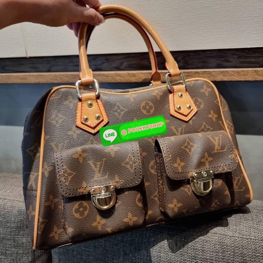 LV MANHATTAN HANDBAG กระเป๋าถือทรงผู้ดี คลาสสิค สวยหรู ไซส์กำลังสวย ราคาแสนดีจากวีไอพีพรีเมี่ยมกิ๊ฟ ดีไซน์ตกแต่งกระเป๋าเล็กด้านหน้า ใส่ของจุกจิกได้ วัสดุหนังแคนวาส ภายในโล่งกว้างมาก มีช่องซิปและช่องย่อย มาพร้อมสายสะพายครอสบอดี้ ถอดออกได้ คล้องแขนเก๋ๆ สะพา