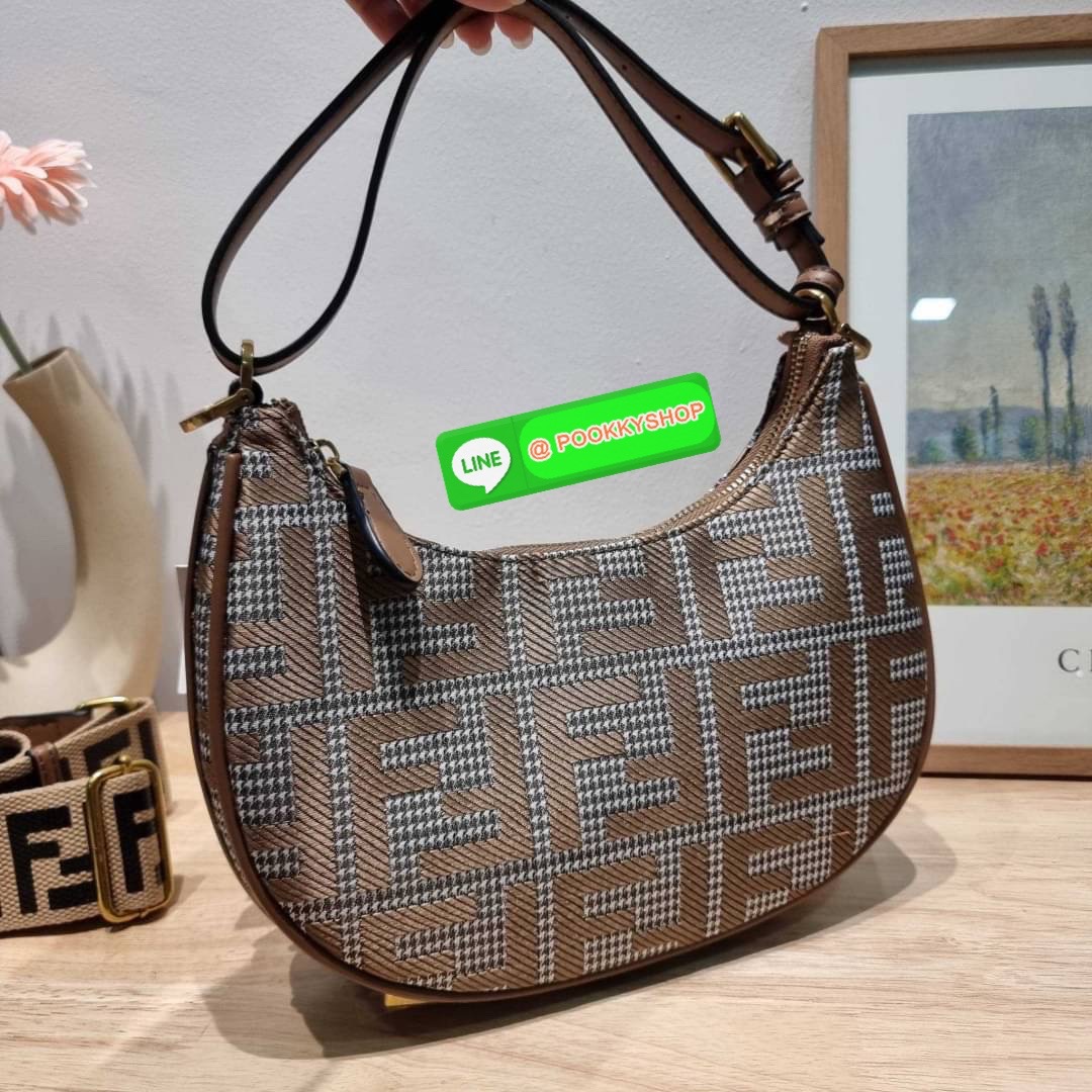 FENDI MONOGRAM CROSSBODY HOBO BAG กระเป๋าสะพายข้างใหม่ล่าสุด ดีไซน์ลวดลายรอบใบ มี texture โดดเด่นน่าใช้ ดูหรูและคลาสสิคในตัว ก้นกระเป๋าตกแต่งอะไหล่ font สีทองหรูหรา มาพร้อมสาย 2 แบบ สำหรับคล้องแขน และสายครอสบอดี้ วัสดุผ้าแคนวาสทนทาน เปิด-ปิดด้วยซิป ภายในเ