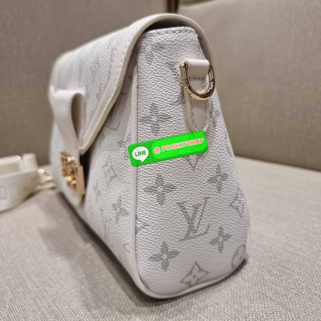 NEW ITEM!! LV CROSSBODY BAG WITH GWP กระเป๋าสะพายข้างพรีเมี่ยมกิ๊ฟ สีสวย คุณหนูสไตล์สุดๆ วัสดุหนังแคนวาส เปิด-ปิดกระเป๋าด้วยกระดุมแม่เหล็ก ภายในเป็นช่องโล่ง มีช่องซิปและช่องแยกให้ ใส่ของใช้สำคัญได้สบายๆ มือถือ พาวเวอร์แบงค์ เครื่องสำอางค์ ของจุกจิกได้หมดจ