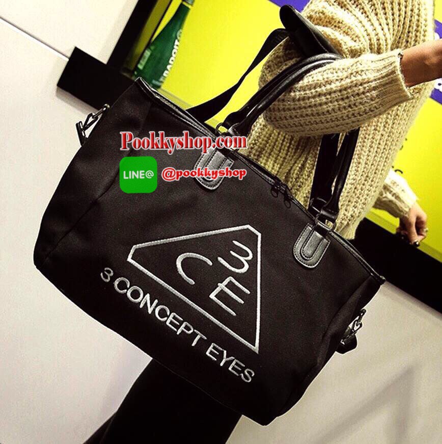 Don't Miss! กระเป๋าเดินทางแบรนด์ดัง 3CE ของแท้จากเกาหลี วัสดุ NYLON เนื้อหนาสีดำสกรีนโลโก้ 3CE หูหิ้วหนังสะพายไหล่ได้ พร้อมสายสะพายยาวถอดได้ Crossbody ได้ ใบใหญ่จุใจใส่เสื้อผ้ารองเท้าของใช้ได้เยอะ น้ำหนักเบา ดูแลรักษาทำความสะอาดง่าย เปิดปิดด้วยซิปด้า