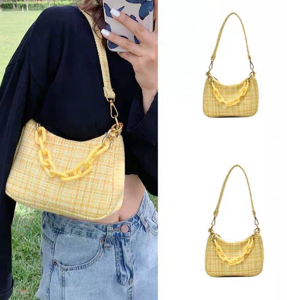 กระเป๋าสะพายแฟชั่น ผ้าทอลาย สวยสะดุดตามากค่ะ สวยแฟชั่น ต้องชอบ ได้ทั้งถือและสะพาย อะไหล่ซิบทองสวยหรู