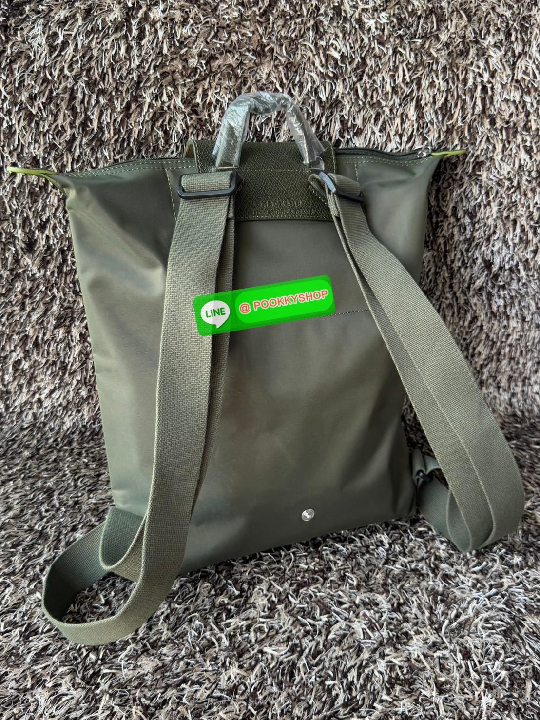 💕LONGCHAMP LE PLIAGE M BACKPACK กระเป๋าเป้น้ำหนักเบาพิเศษนี้ผลิตจากผ้าใบไนลอนรีไซเคิลที่ทนทานและพับเก็บได้ เหมาะสำหรับทุกโอกาส การออกแบบอเนกประสงค์และมีพื้นที่ภายในกว้างขวางที่สามารถเก็บแล็ปท็อปหรือโน๊ตบุ๊กได้ ในขณะที่สายสะพาย ปรับระดับได้ แมตช์ได