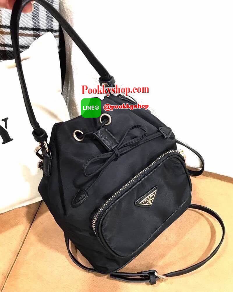 Restock รุ่นยอดนิยม! PRADA DRAWSTRING BAG WITH STRAP VIP GIFT WITH PURCHASE พรีเมี่ยมกิ้ฟจากต่างประเทศรุ่น Limited edition วัสดุ Nylon คุณภาพดีตามแบบฉบับแบรนด์ ด้านหน้าประดับโลโก้ เปิดปิดแบบหูรูด Drawstring มาพร้อมสายสะพายให้ถึง2แบบ ทั้งสายสั้นและสายยาวปร