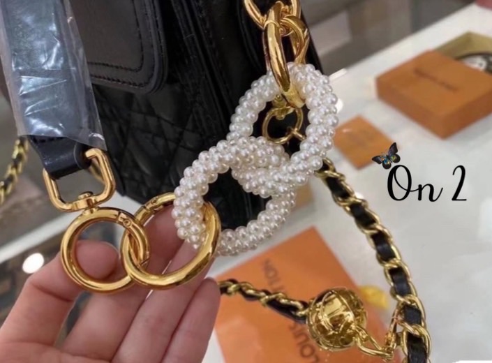 Dior bag กระเป๋าสะพาย Dior หนังนิ่มสวย แต่งอะไหล่สีทองสวยมากค่ะ ปั๊มทุกจุด มาพร้อมสายสะพาย2 สาย สะพายแบบ cross body หรือสะพายข้างได้ค่ะ