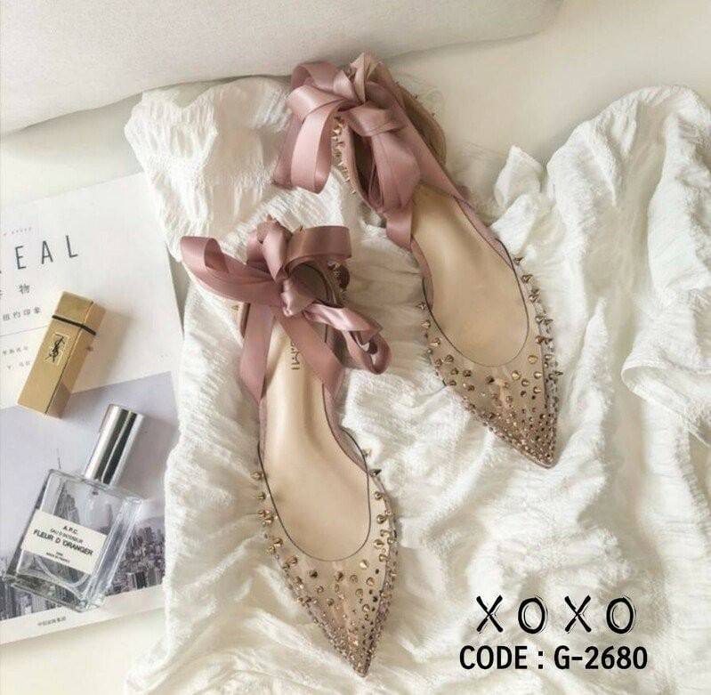 สินค้าพร้อมส่ง คัชชู สวม หน้าวี ใส่แล้วขาดูเรียวยาว มีมิติ สวมใส่ง่าย วัสดุพลาสติกอย่างดี นุ่ม แต่งหมุดหนาม สวยงามตามภาพ เก๋ๆ กับริบบิ้นไว้ใส่ผูกข้อเท้า