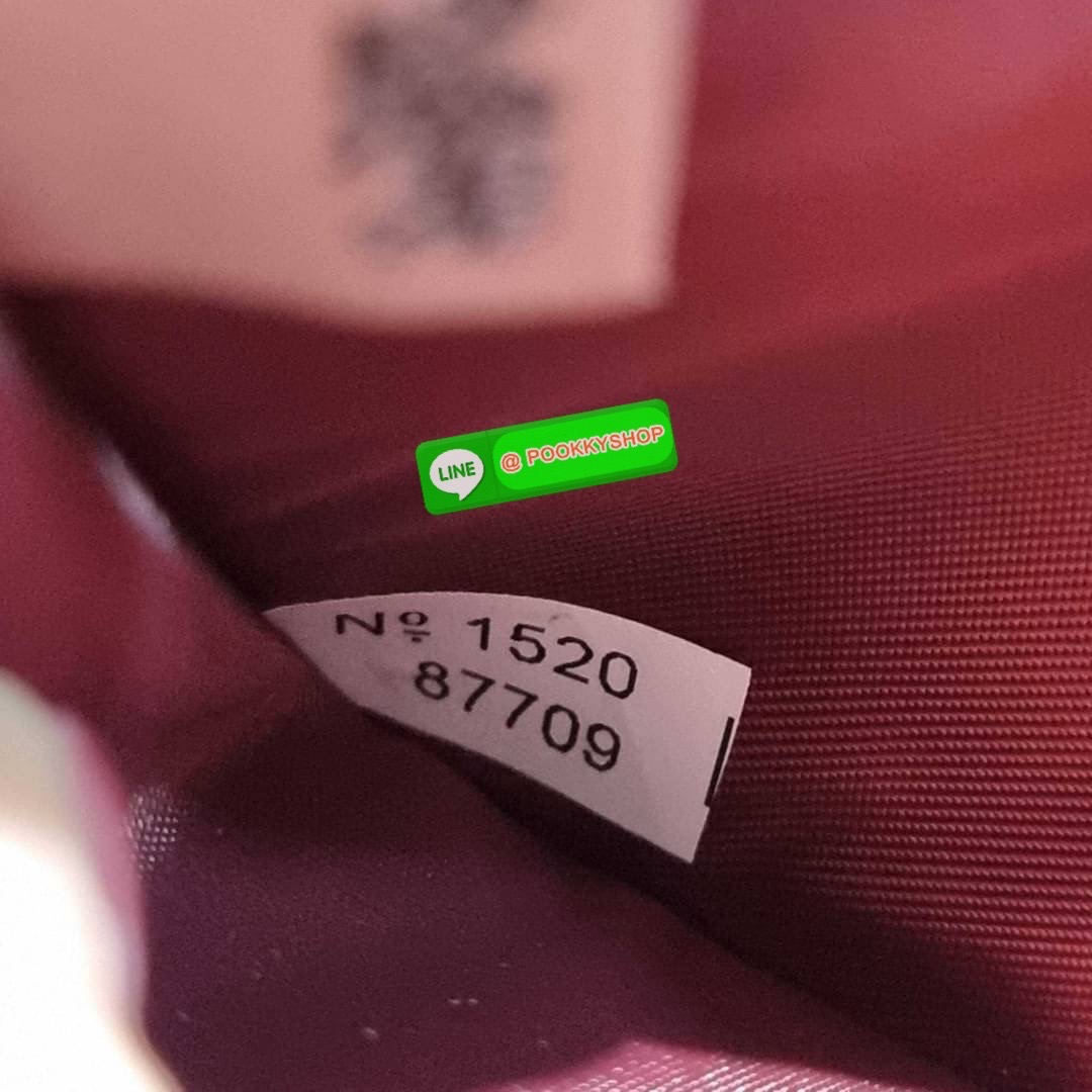 COACH 87709 SMALL WALLET IN SIGNATURE CANVAS WITH SCATTERED APPLE PRINT 🔆 Details กระเป๋าสตางค์ใบสั้น พับสองตอน อะไหล่สีทองเหลือง สวยคลาสสิค แต่งเติมสีสันด้วยแอปเปิ้ลคละเต็มใบ ดูสวยหรูอย่างลงตัว เปิด-ปิดด้วยกระดุม ภายในมีช่องใส่บัตร ใส่ธนบัตรได้ทุ