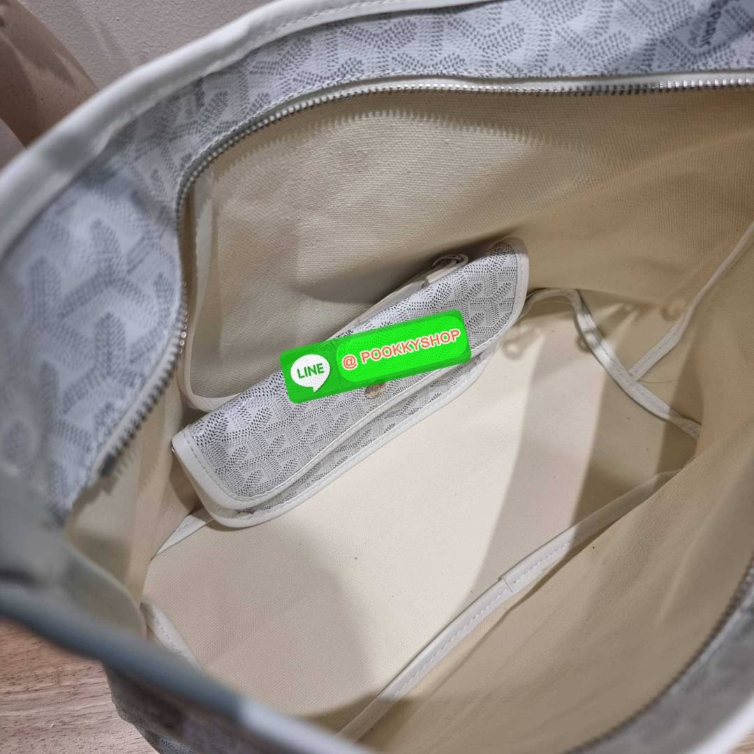 GOYARD BOHEME HOBO BAG ใหม่สุดคุ้ม กับกระเป๋าสะพายทรงโฮโบ ใบใหญ่จุใจ!! มาครบสีขายดี เลิศทุกสี รูปทรงคลาสสิค ดีไซน์เป็นเอกลักษณ์ วัสดุหนังแคนวาสพิมพ์ลายสวยคม ปากกระเป๋ามีซิปเปิด-ปิดกันของหล่นได้ ภายในโล่งกว้างมาก มาพร้อมสายคล้องในตัว ทนทาน สะพายสวยๆได้ทุกว