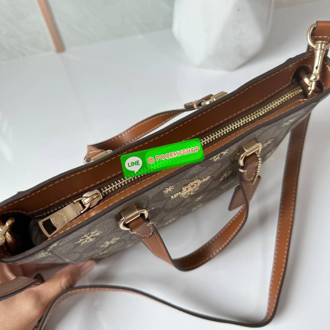Coach Alice Satchel In Signature Canvas With Snowflake Print (CF378) 👜คอลเลคชั่นใหม่ต้อนรับเทศกาลที่ใกล้ถึงนี้ ลวดลายหิมะ ดีไซต์สวย เรียบหรู สะพายได้ทุกโอกาส วัสดุหนังแคสวาน หูจับและสายหนังแท้ เปิดปิดด้วยซิป ภายในกระเป๋าช่องโล่ง ใส่ของได้เยอะ มีช่