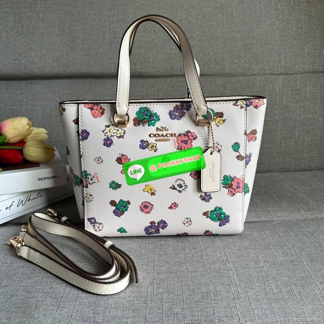 Coach Alice Satchel In Signature Canvas ( coach ca224) กระเป๋าสะพายข้าง ดีไซต์จากแบรนด์เรียบหรู สะพายได้ทุกโอกาส วัสดุหนังแท้ หูจับและสายหนังแท้ เปิดปิดด้วยซิป ภายในกระเป๋าช่องโล่ง ใส่ของได้เยอะ มีช่องเล็ก 1 ช่อง ซับในผ้า มีฐานรอง สายถอดได้ สามารถสะพายไหล