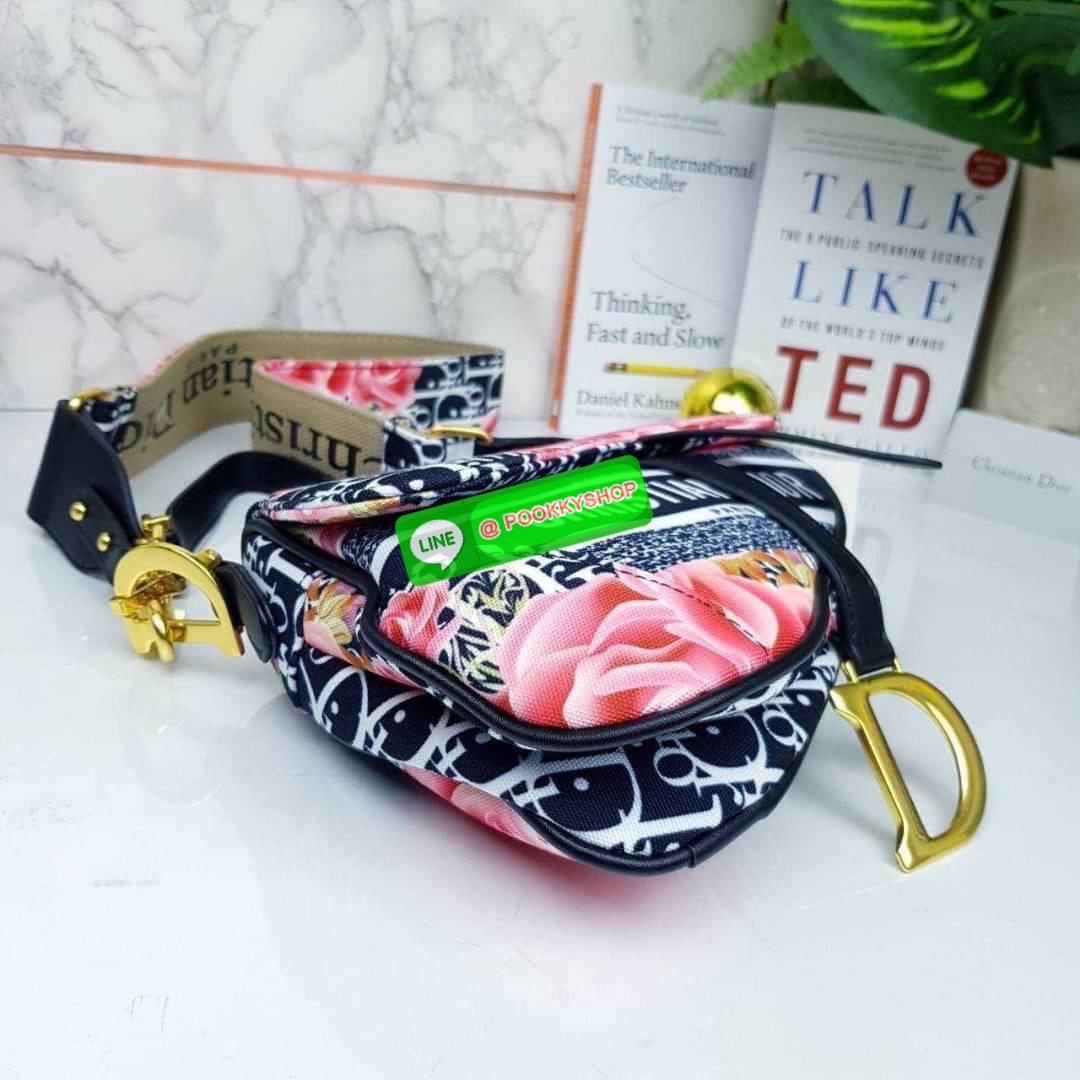 CHRISTIAN DIOR BAG VIP GIFT WITH PURCHASE (GWP) จาก CHRISTIAN DIOR DUTY FREE COUNTER (D4352) กระเป๋าสะพายดีไซน์เก๋ ลุคหรูหรา หรือลุคในวันสบายๆก็เอาอยู่ แมทได้ทุกลุคจริงๆ ดาราเซเล็ปทางฝั่งฮอลลิวู้ดเลิฟกันมากนะไอเทมนี้ จะถือเก๋ๆก็รอด หรือสะพายครอสบอดี้ก็เริ