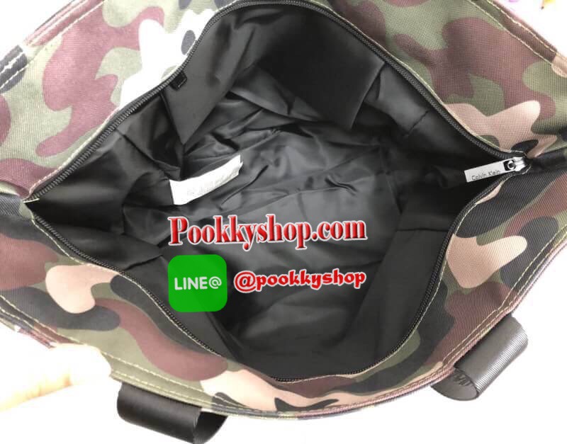 New !!! Calvin Klein Mediem Tote Bag พร้อมส่ง สินค้ารุ่นหายากค่ะ!!! กระเป๋าถือทรง tote วัสดุผ้าอย่างดี ด้านหน้าสกรีนโลโก้แบรนด์อย่างดีนะค่ะ!!! มีช่องซิปยาว ช่องกว้างใส่ของจุค่ะ. เปิดปิดกระะป๋าแบบซิป หัวซิปปั้มแบรนด์ค่ะ ภายในกระเป๋าโล่งกว้างมากค่ะ มีช่องซิ