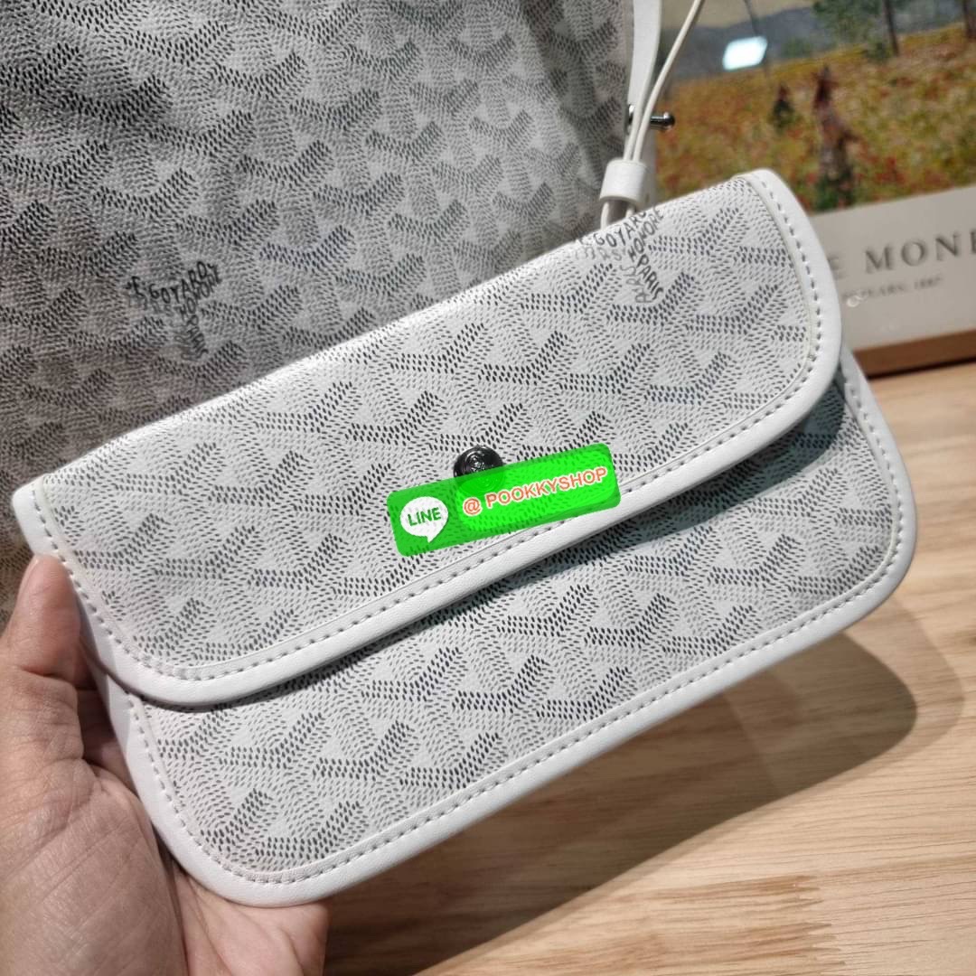 GOYARD ANJOU REVERSIBLE TOTE 🔆 Details ฮอตไอเท็ม กับกระเป๋าสะพายทรงโท้ท ใบใหญ่จุใจ!! มาครบสีขายดี เลิศทุกสี รูปทรงคลาสสิค ดีไซน์เป็นเอกลักษณ์ ใช้งานได้หลากหลาย สามารถกลับด้านใช้ได้แบบไม่มีเบื่อ พิมพ์ลายสวยคม ภายในโล่งกว้างมาก มาพร้อมหูคล้องไหล่ในต