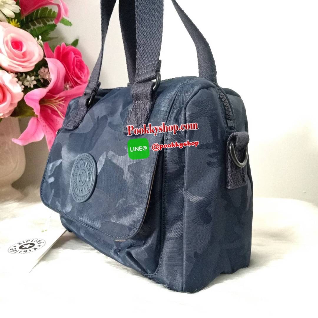 Kipling Brynne handbag & shoulder bag กระเป๋าถือหรือสะพายข้าง รุ่นใหม่จาก Kipling รูปทรงโค้งมนสวย พร้อมสายสะพายแบบคล้องแขนและสายสะพายยาว สามารถใช้งานได้ทั้ง 2 แบบ ด้านหน้ามีช่องใส่ของใช้จุกจิก ด้านในช่องโล่งกว้าง มีซิปข้างและช่องใส่ของแยกอีกฝั่ง เหมาะกับก