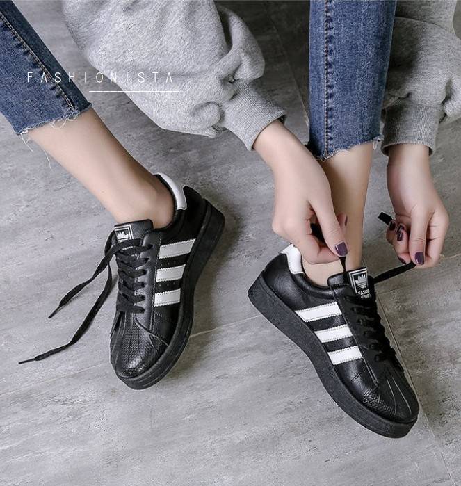 สินค้ามาใหม่ พร้อมส่งเลยจ้า!! Fashion Sneaker ทรง Super Starในตำนาน!! รองเท้าผ้าใบหนังนิ่ม วัสดุ pu เนื้อหนาคุณภาพดี ดีไซน์เรียบเก๋ แต่งแถบหนังด้านข้างสวยโฉบเฉี่ยวสไตล์งานแบรนด์ พื้นยาง 1นิ้ว ยึดเกาะเยี่ยมเดินไม่ลื่น ทรงแน่นงานดีมากใส่สบายนิ่มเท้า ใช้งานย