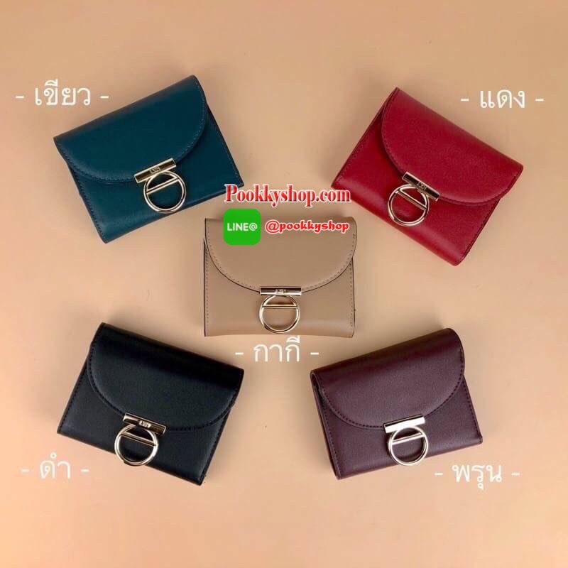 Lyn Paramour Short Wallet กระเป๋าเงินใบสั้นแบบ 3 พับ จับกระชับมือ วัสดุหนังเรียบ ด้านหน้ามีจุดเด่นตรงที่เปิดปิดมีโลหะวงกลม เปิดปิดแบบกระดุม มีช่องซิปใส่เหรียญ ช่องการ์ด 6 ช่อง และยังมีช่องใส่ธนบัตรได้ตามยาว แบบค์100/1000 ใส่ได้ทุกแบงค์ค่า เหมาะกับการใช้กั