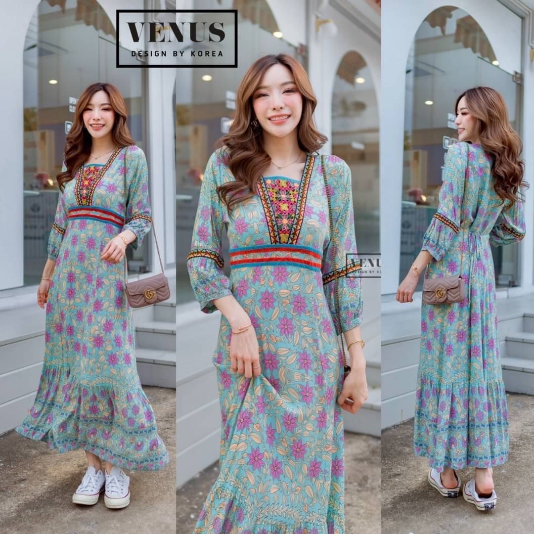 I'm Lady By Venus Bohemain flora MaxiDress แม๊กซี่เดรสพิมพ์ลายดอกไม้ ตามสไตล์โบฮีเมี่ยน ช่วงอกแต่งงานปักอย่างดีนะคะ แขนแต่งพองเล็กน้อยเก๋สุดๆคะ แม๊ทกับรองเท้าผ้าใบก็เก๋คะ