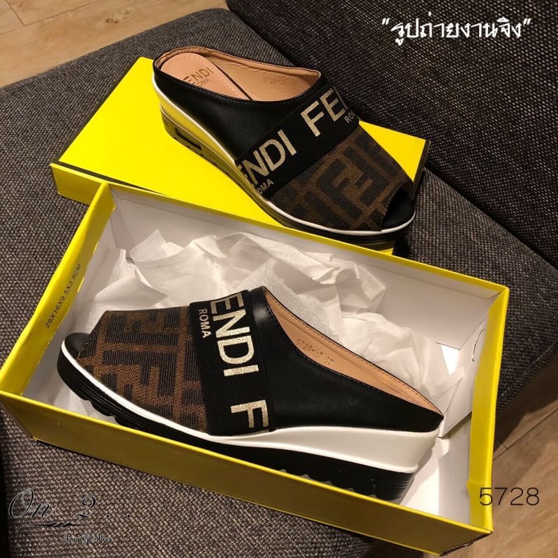 FENDI Shoes แบบใหม่พร้อมส่งคะ ผ้าใบเสริมส้น FENDI เปิดหลัง หน้าเปิด ทรงสวยใส่สบาย น้ำหนักเบา แบบขายดี งานปั้มแบรนด์กล่องแบรนสีเหลืองตามรูป ด้านในมีถุงผ้ากันฝุ่นให้ เสริมส้น2” งานจริงสวยเบอร์แรง ห้ามพลาดนะคะ