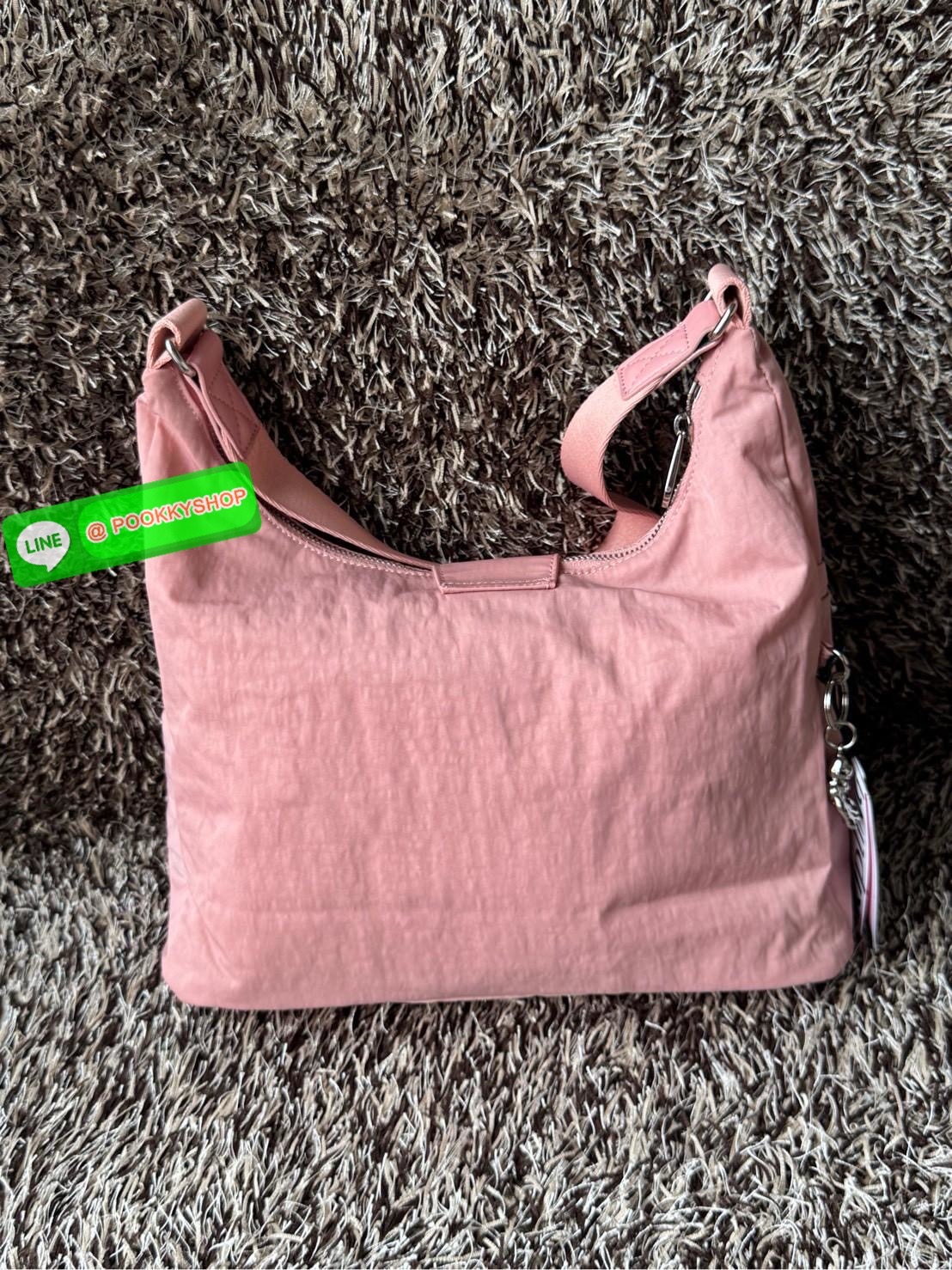 Kipling Syro Shoulder bag กระเป๋าในสไตล์มินิมอล แต่สามารถใส่สิ่งของได้ครบครัน มีทั้งช่องซิปภายในและนอก น้ำหนักเบา มีสายสะพายครอสบอดี้ได้