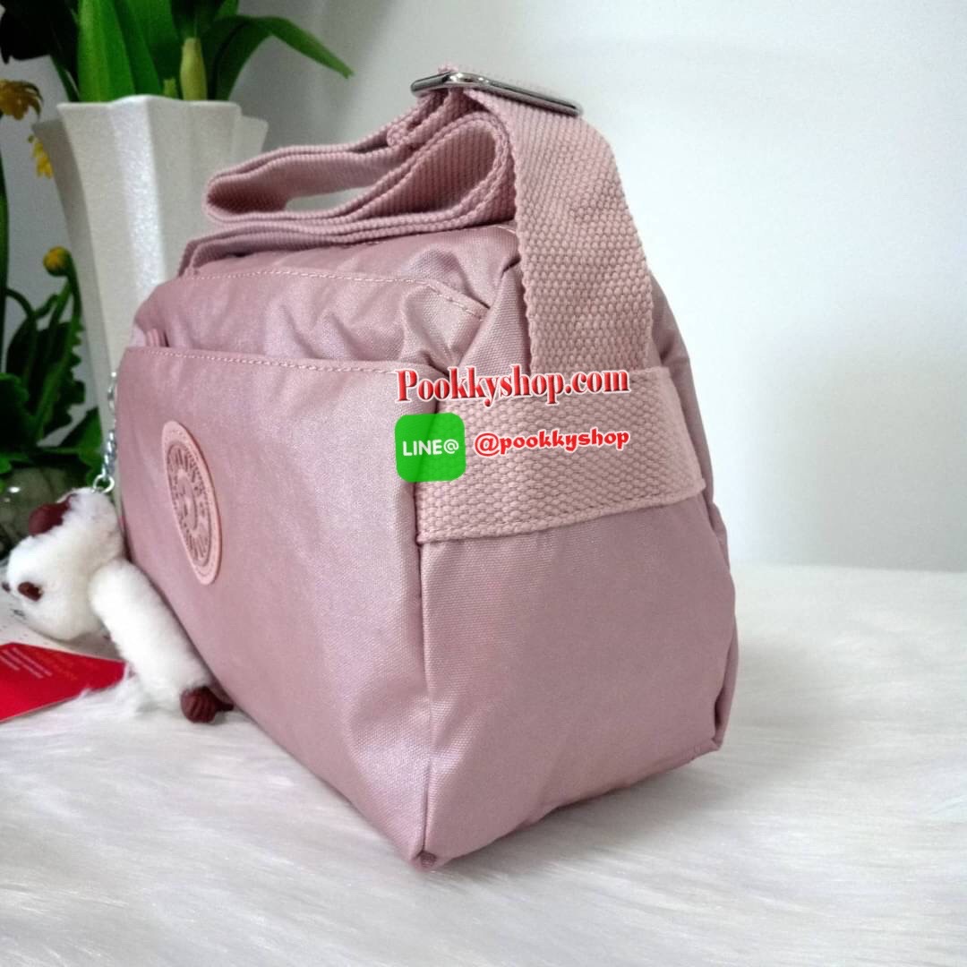 KIPLING Mini Crossbodybag กระเป๋าสะพายข้างขนาดกะทัดรัด ผลิตจากวัสดุ Nylon+ Polyester100% มีช่องใช้งานแยกย่อยมากถึง 4 ช่อง -ด้านหน้ามีช่องซิป 2 ช่อง -ช่องหลักโล่ง กว้าง จุของใช้ได้เยอะ -ด้านหลังมีช่องซิปอีก 1 ช่อง มาพร้อมพวงกุญเเจลิง สายสะพายยาวสามารถปรับไ