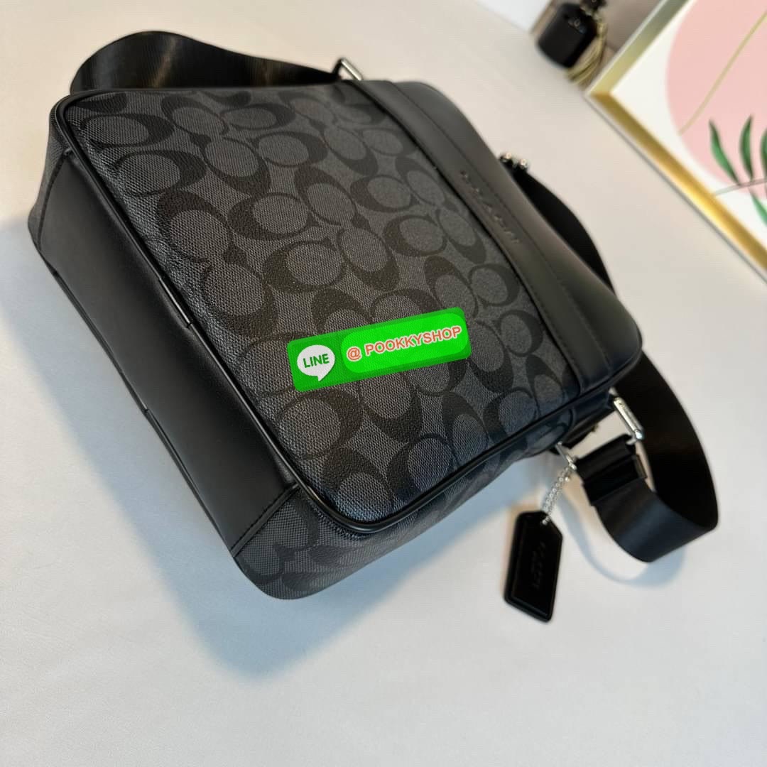 กระเป๋า Coach CHARCOAL/BLACK (COACH F54788) กระเป๋าสะพายซิกเนเจอร์เคลือบ PVC พร้อมขอบหนังปิดด้วยซิป ซับในผ้าด้านนอก: กระเป๋าแบบเปิดด้านหน้าหนึ่งช่องและกระเป๋าแบบเปิดด้านหลังหนึ่งช่อง ด้านในมีซิปและกระเป๋าเอนกประสงค์ สายปรับได้สำหรับสะพายไหล่หรือสะพายข้าง