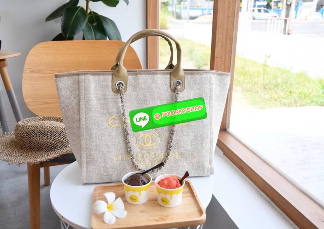 premium gift Chanel Tote canvas จากแบรนด์ Chanel กระเป๋าสะพาย Chanel Tote canvas โลโก้ปักกระเป๋าทรง Tote ผ้า canvas เนื้อหนาอย่างดีมีซับใน ด้านหน้าปักโลโก้ไข่มุกแบรนด์หรู หูจับมี 2 แบบคือ แบบสายหนัง และ โซ่ สามารถสะพายไหล่ได้คะ ใบใหญุจุของคุ้ม แต่น้ำหนักเ