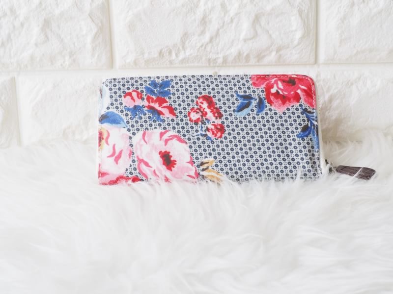 กระเป๋าสตางค์ใบยาว ลายเข้าใหม่ ✔️ทรงยาว 1 ซิบ เสริมดวงให้เก็บเงินได้ดี ✔️ใส่ธนบัตรได้ไม่ต้องพับ เรียงกันสวยงาม ✔️8 ช่องใส่บัตร + 2 ช่องใหญ่ ✔️1 ช่องซิบใส่เหรียญ