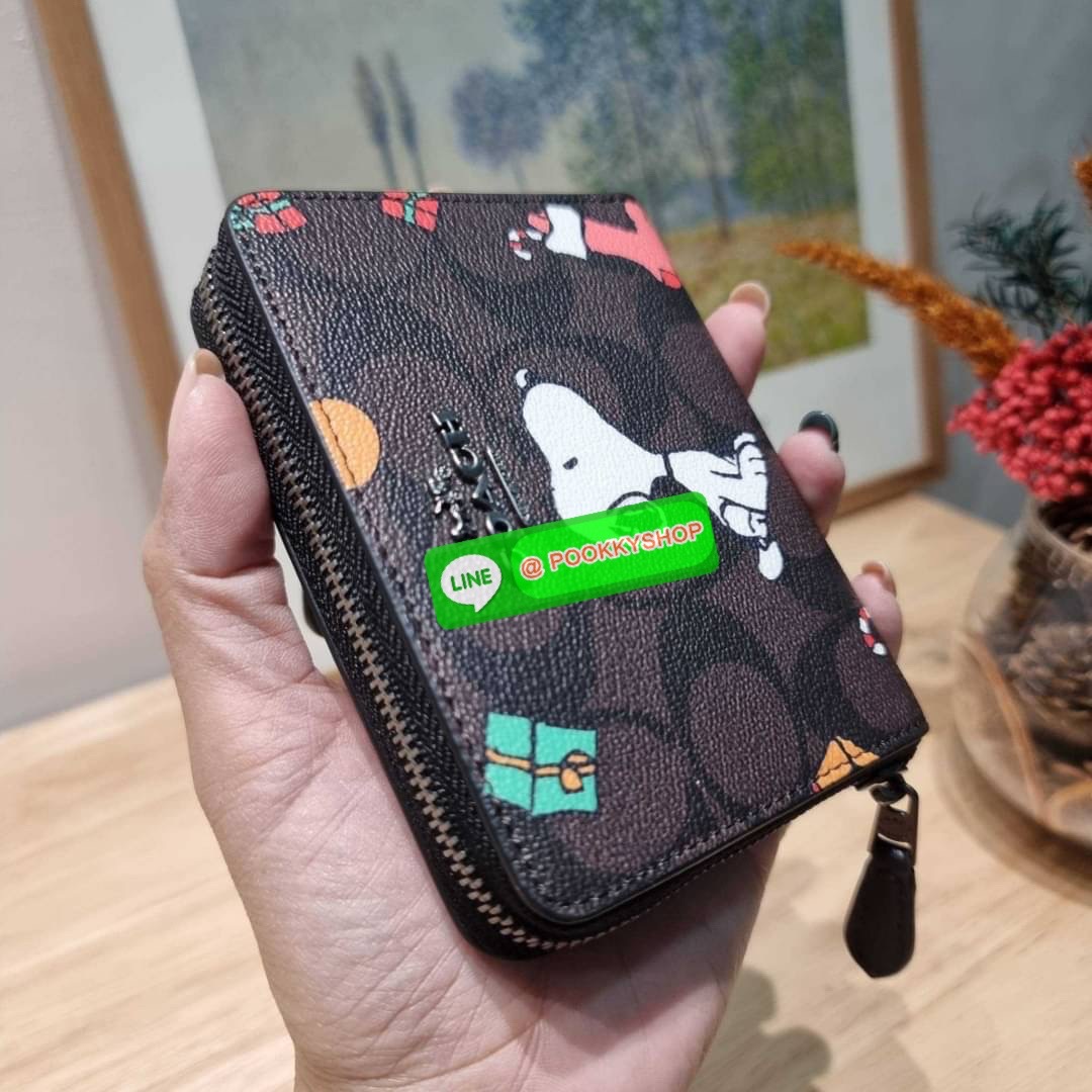 COACH CE708 COACH × PEANUTS SMALL ZIP AROUND WALLET IN SIGNATURE CANVAS WITH SNOOPY PRESENTS PRINT น้องใหม่เกินเบอร์กว่าเดิม กับกระเป๋าสตางค์ใบสั้น คอลใหม่จากเหล่าการ์ตูนสุดรัก ขนาดพกพาสะดวก ฟังก์ชั่นการใช้งานหลากหลาย ไม่ว่าจะช่องใส่บัตร ช่องใส่ธนบัตรที่ส